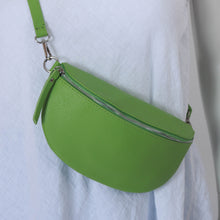 Lade das Bild in den Galerie-Viewer, Crossbody Bag aus Leder in Apfelgrün
