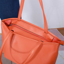 Lade das Bild in den Galerie-Viewer, Klassische Handtasche mit weiterer Innentasche

