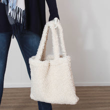 Lade das Bild in den Galerie-Viewer, Handtasche mit Teddy Fell
