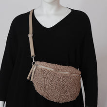 Lade das Bild in den Galerie-Viewer, Crossbody Bag mit Teddy Fell
