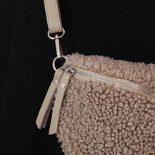 Lade das Bild in den Galerie-Viewer, Crossbody Bag mit Teddy Fell
