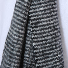 Lade das Bild in den Galerie-Viewer, Kuscheliger Schal aus Wolle
