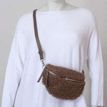 Lade das Bild in den Galerie-Viewer, Crossbody Bag mit Teddy Fell
