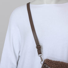 Lade das Bild in den Galerie-Viewer, Crossbody Bag mit Teddy Fell
