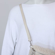 Lade das Bild in den Galerie-Viewer, Crossbody Bag mit Teddy Fell
