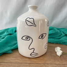 Lade das Bild in den Galerie-Viewer, Lineart Vase mit Gesichtern
