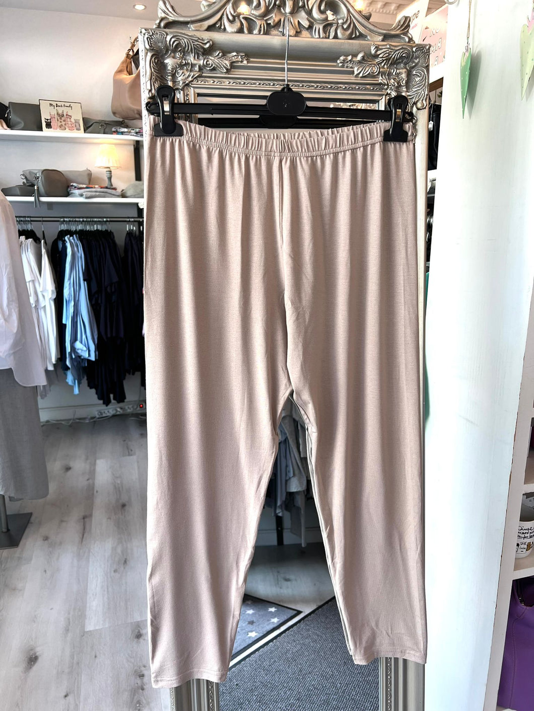 Hochwertige Leggings in Stein