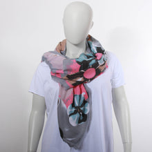 Lade das Bild in den Galerie-Viewer, Kuscheliger Schal mit Blumenmuster
