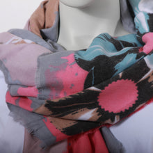 Lade das Bild in den Galerie-Viewer, Kuscheliger Schal mit Blumenmuster
