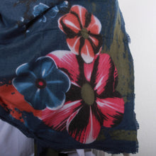 Lade das Bild in den Galerie-Viewer, Kuscheliger Schal mit Blumenmuster
