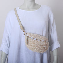 Lade das Bild in den Galerie-Viewer, Crossbody Bag mit Teddy Fell
