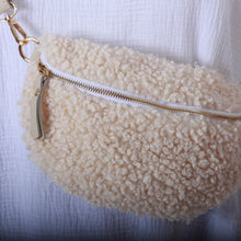 Lade das Bild in den Galerie-Viewer, Crossbody Bag mit Teddy Fell
