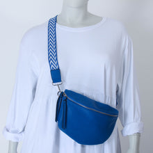 Lade das Bild in den Galerie-Viewer, Crossbody Bag mit Statement Gurt
