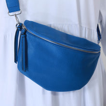 Lade das Bild in den Galerie-Viewer, Crossbody Bag mit Statement Gurt
