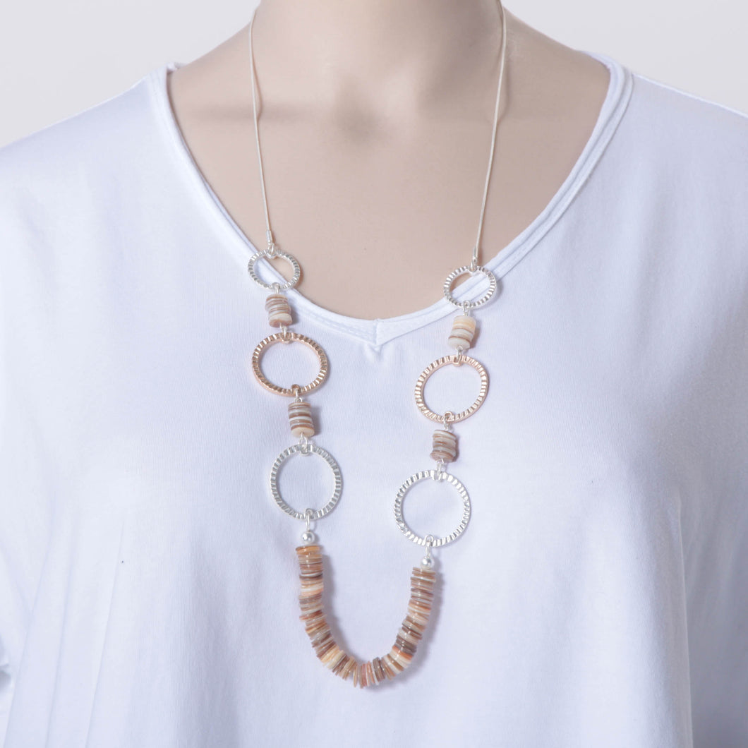 Silberne Kette mit Erdtönen